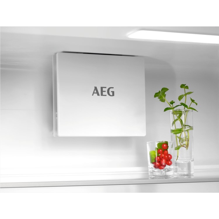 AEG 7000 Series 241 Litre 50/50 Integrated Fridge Freezer - Image 3