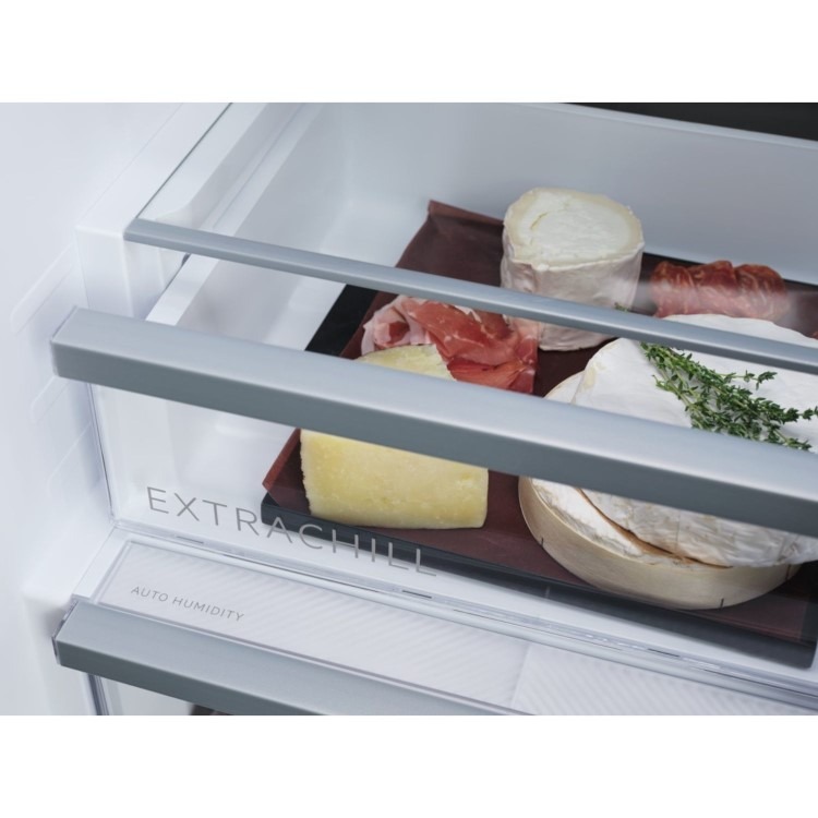 AEG Series 7000 244 Litre 70/30 Integrated Fridge Freezer - Image 4