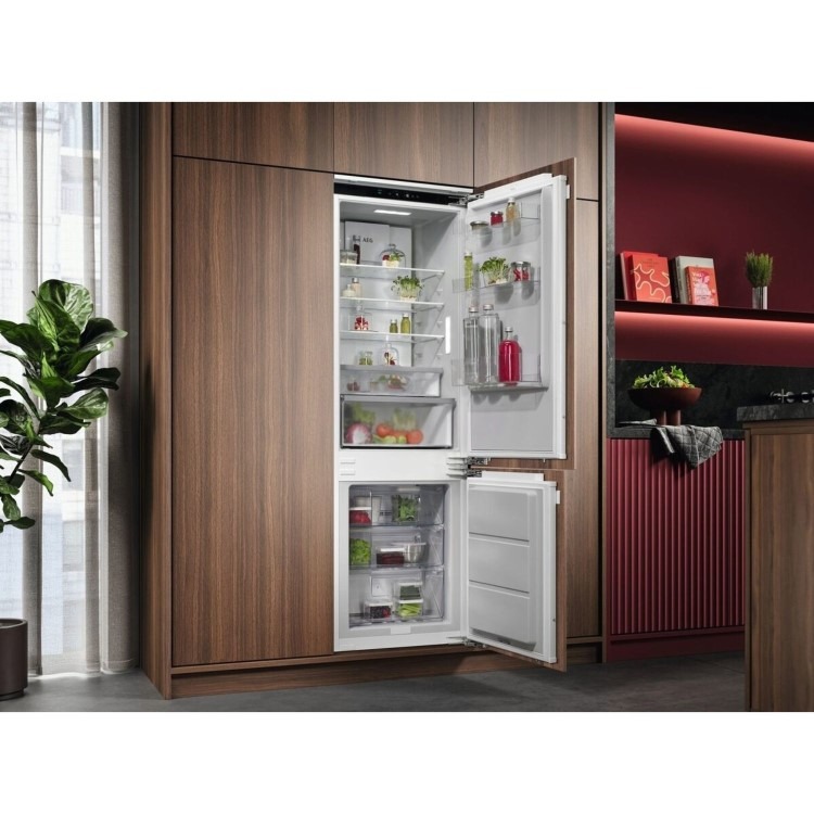 AEG Series 7000 244 Litre 70/30 Integrated Fridge Freezer - Image 6