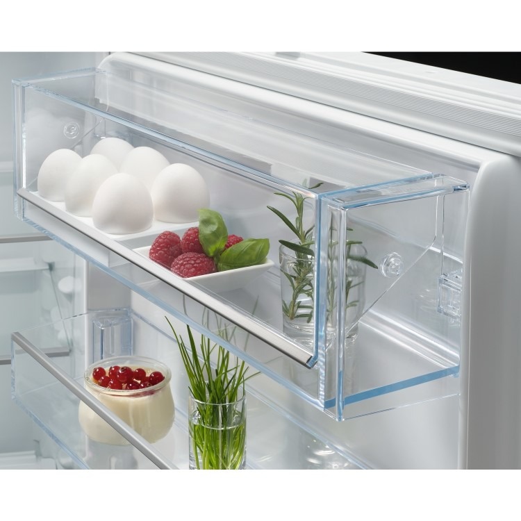 GRADE A1 - AEG Series 8000 249 Litre 70/30 Built In Fridge Freezer - Image 4