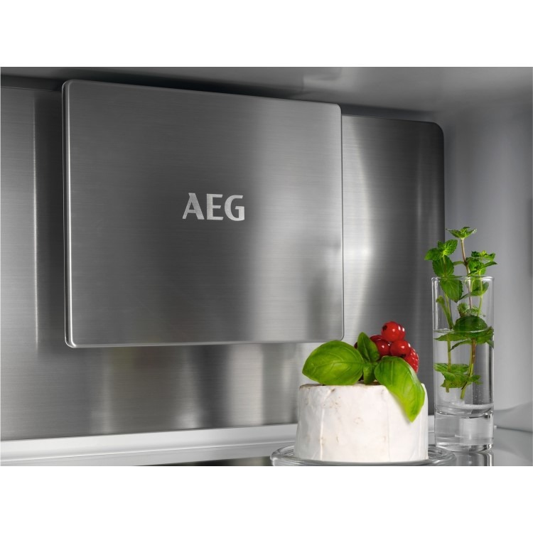 GRADE A1 - AEG Series 8000 249 Litre 70/30 Built In Fridge Freezer - Image 6