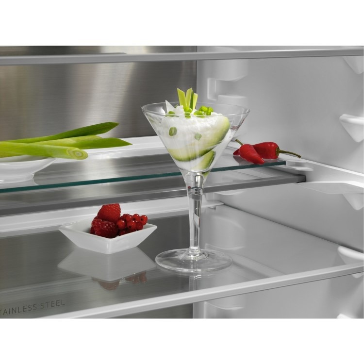 GRADE A1 - AEG Series 8000 249 Litre 70/30 Built In Fridge Freezer - Image 9
